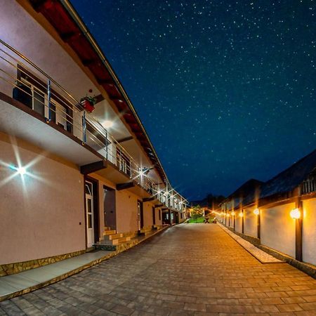 Casa Alex Hotel Novaci-Straini Bagian luar foto