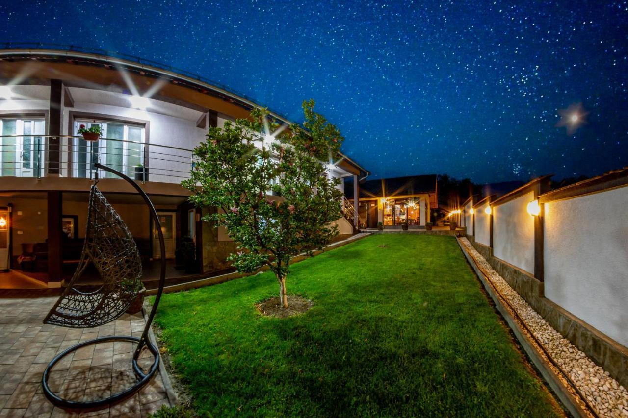 Casa Alex Hotel Novaci-Straini Bagian luar foto
