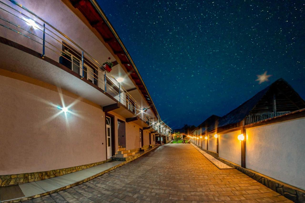 Casa Alex Hotel Novaci-Straini Bagian luar foto
