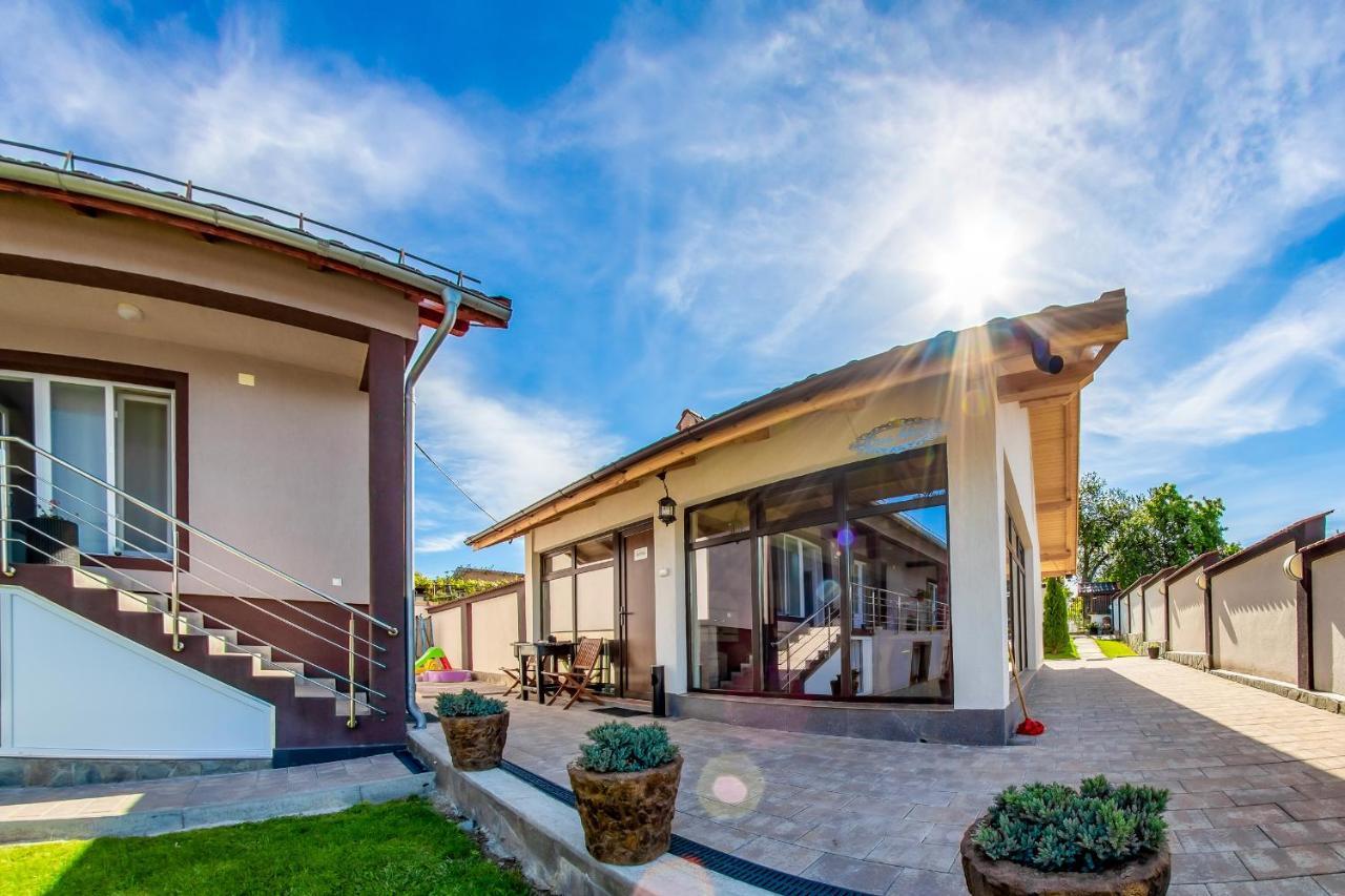 Casa Alex Hotel Novaci-Straini Bagian luar foto