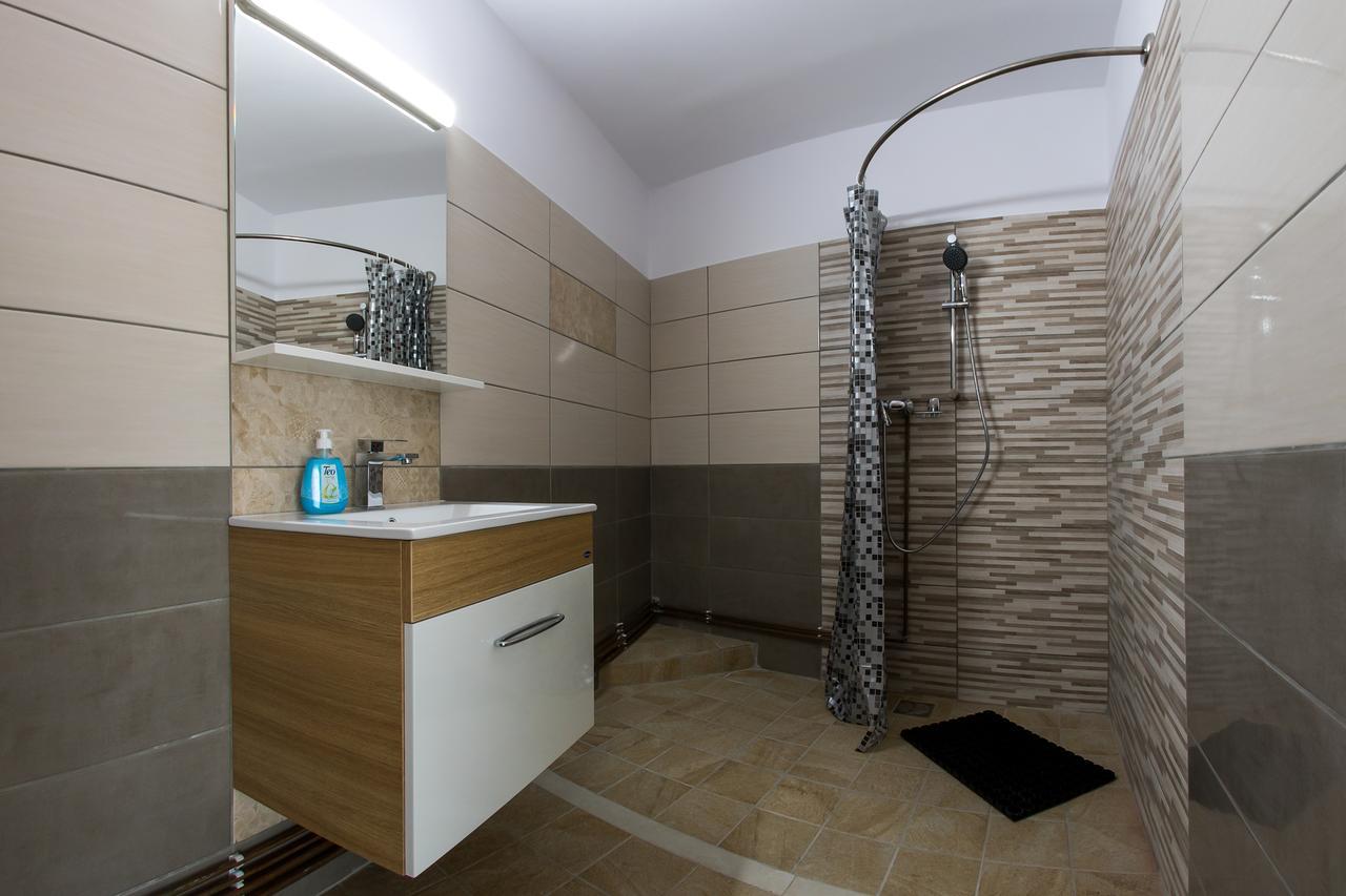 Casa Alex Hotel Novaci-Straini Bagian luar foto