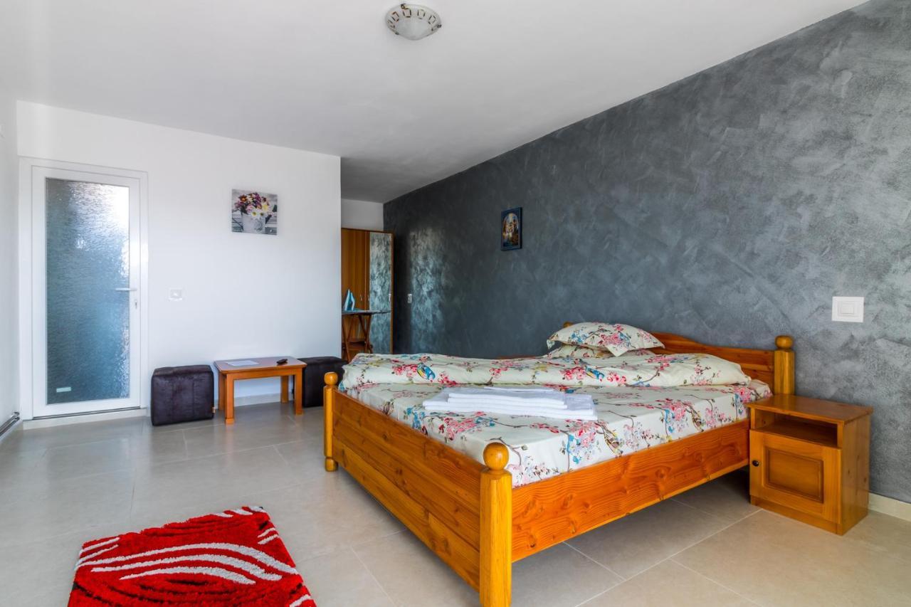 Casa Alex Hotel Novaci-Straini Bagian luar foto