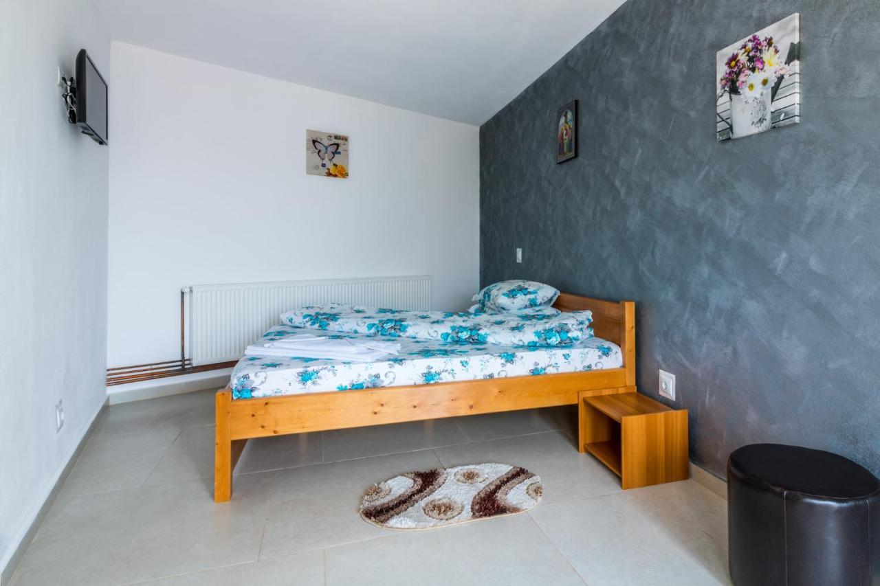 Casa Alex Hotel Novaci-Straini Bagian luar foto