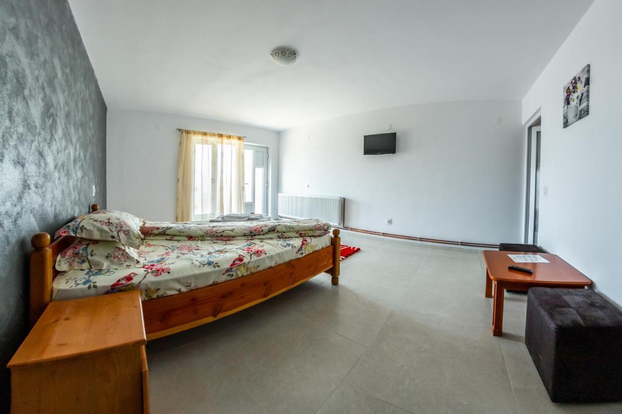 Casa Alex Hotel Novaci-Straini Bagian luar foto