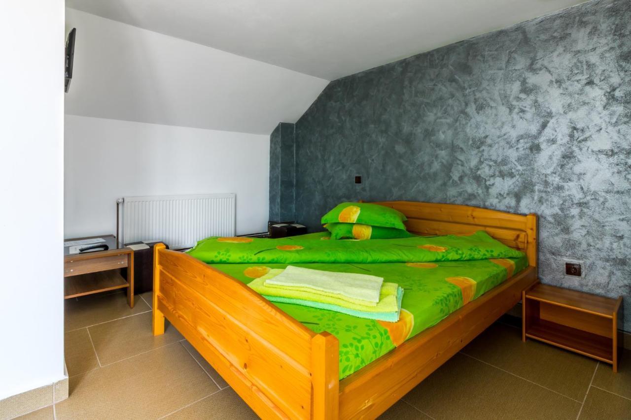 Casa Alex Hotel Novaci-Straini Bagian luar foto