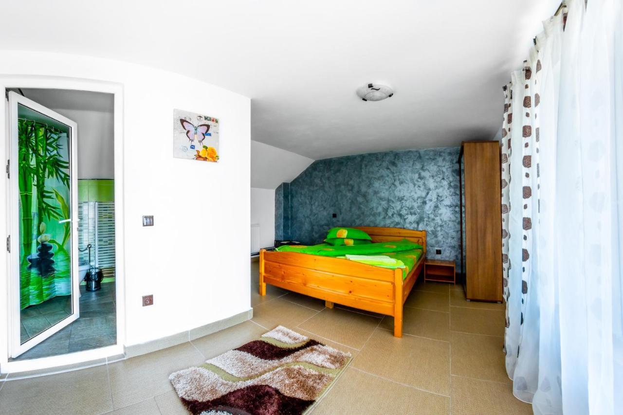 Casa Alex Hotel Novaci-Straini Bagian luar foto