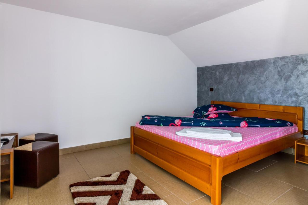 Casa Alex Hotel Novaci-Straini Bagian luar foto